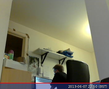 默认情况下,`fswebcam` 使用低分辨率,并添加一个显示时间戳的标语